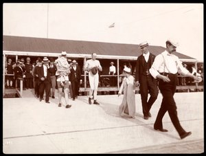 Vrah na cestě do ringu na Manhattan Beach, 1895 (stříbrný želatinový potisk)